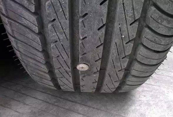 汽车轮胎被钉子扎了,拔出来还是不拔?