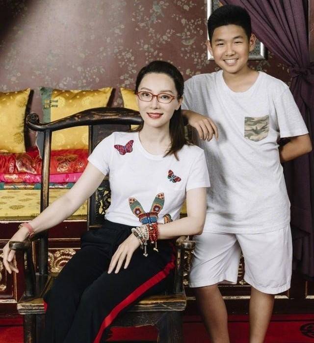 陈数晒父母合照为妈妈祝寿,童年照曝光神似爸爸,独缺老公赵胤胤