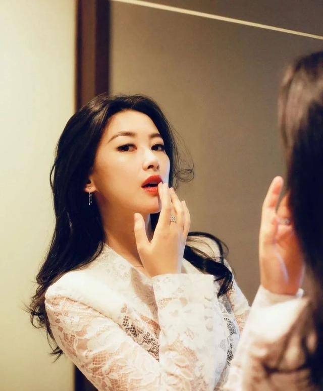连续九年入选"一百张最美面孔"的朱珠,靠演技出圈了?