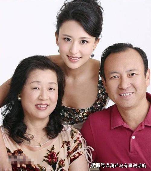 原创张蕾生活照,41岁的她依然落落大方,生活中也依然透露出一股大气