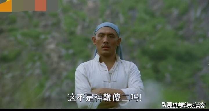 这时傻二的辫子已剪去,变成光头;绝活也变神鞭为神枪,折服了玻璃花.