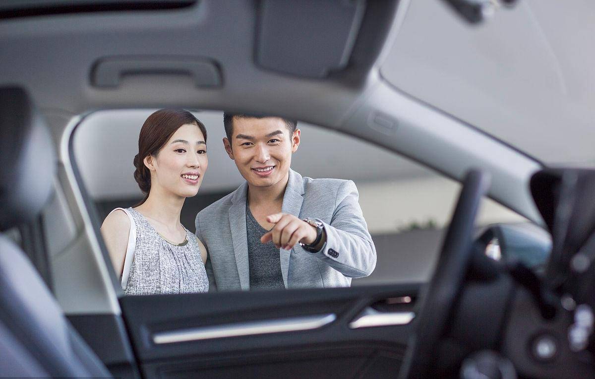 原创为什么这么多年轻人想要买车,即使是没钱买房也要分期买车?