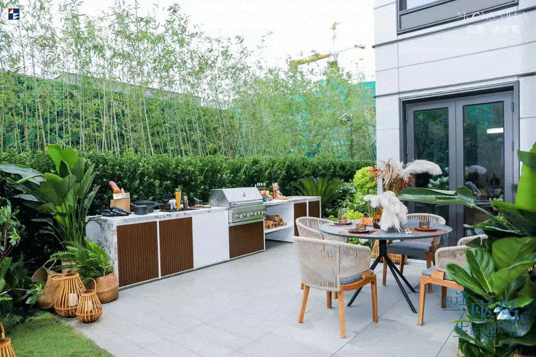 联排效果展示间实景图: 下叠建面约145-155㎡;中叠是平层,建面约75