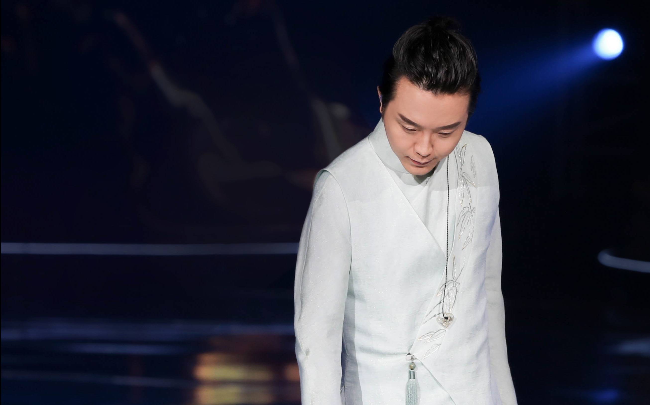 李玉刚对赵本山徒弟翻白眼19岁沦为乞丐靠女装出名变民间艺术家瞧不起