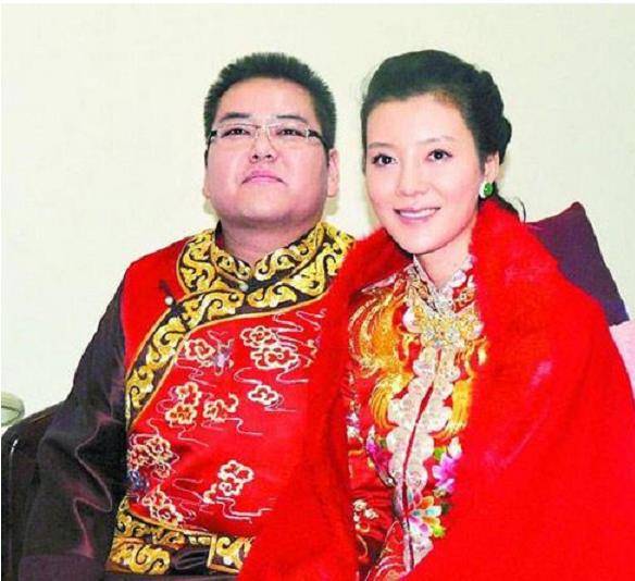 原创39岁车晓近况罕见曝光,身形单薄穿着贵气,现身豪华庭院坐地上