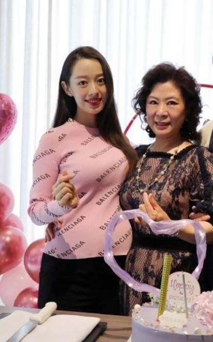 吉娜为婆婆庆生亲昵称呼亲爱的妈妈怀孕7个月的她肚大如箩