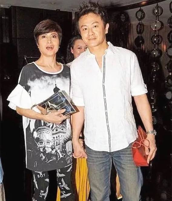 她是郑伊健前女友也是tvb前花旦54岁梳大背头气场足
