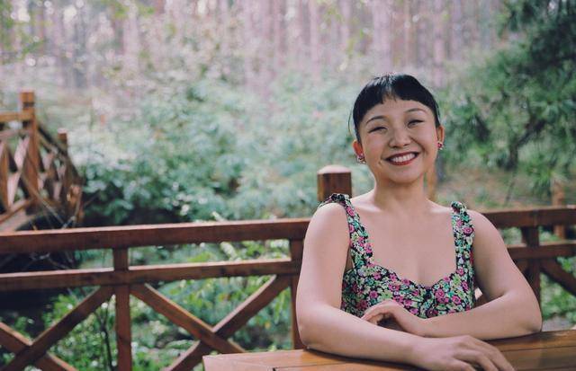 原创辣目洋子胖得坦荡,体重超120斤仍爱穿吊带裙,骨子里的自信真美