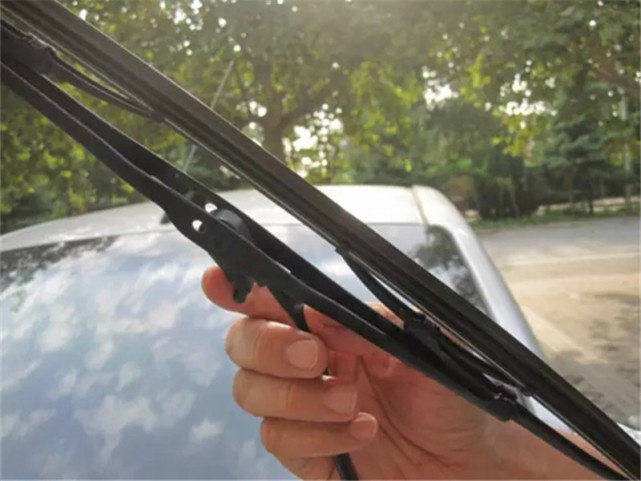 重负了,大家可以去换新的雨刮片但建议一定要去原厂家或是专业的4s店