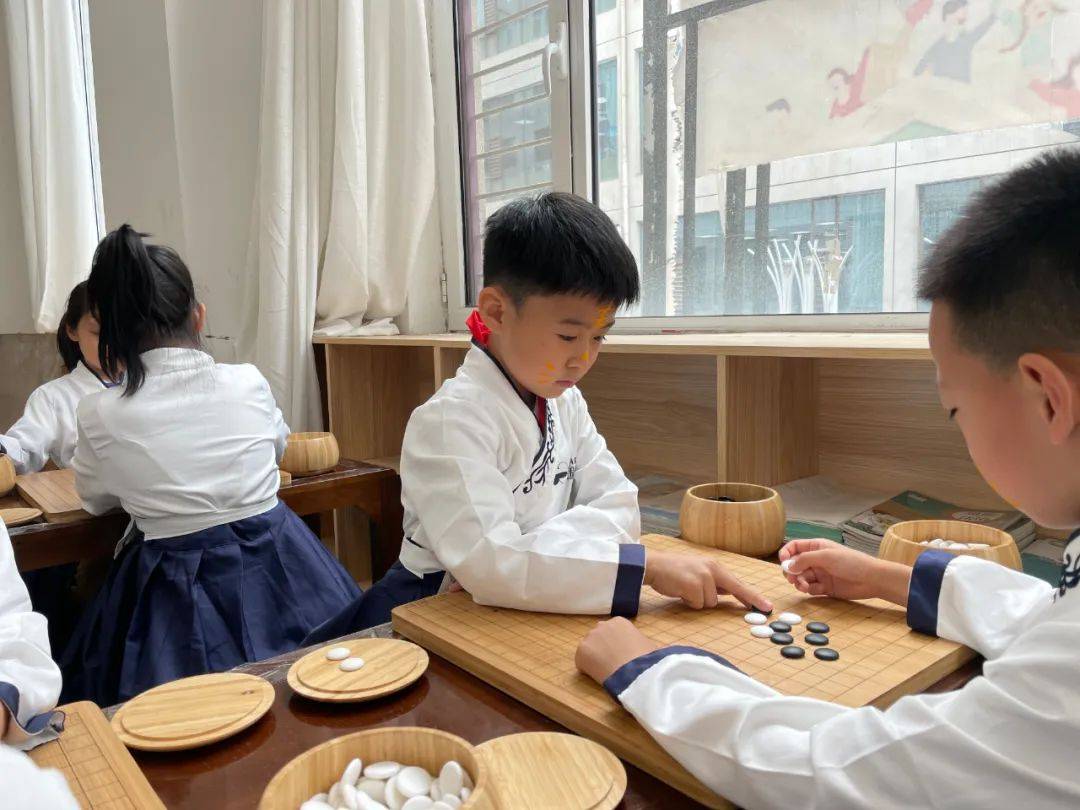 棋文之旅:围棋与国际象棋:棋盘背后的中西军事哲学差异