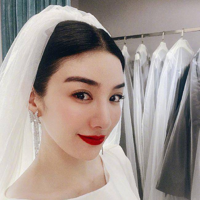 原创上海女星黄奕再穿婚纱 调侃结婚这事不靠谱,曾经历两次离婚