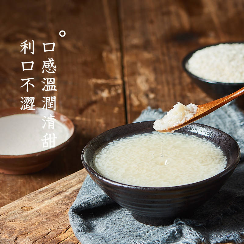 糯米蒸熟:将米捞入箩筐冲清白浆,沥干后投入甑内进行蒸饭.