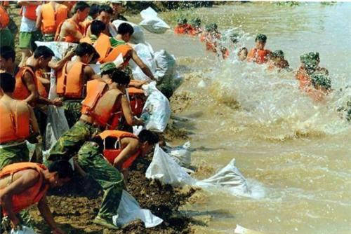 1998年洪灾出动30万官兵抗洪,整整2亿人