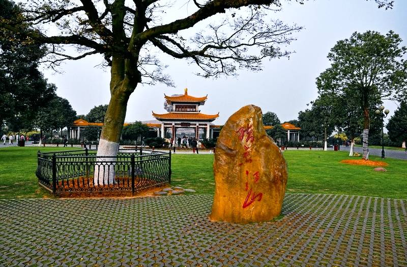 橘子洲景区西望岳麓山,东临五一广场,是来长沙旅游必打卡景点之一.