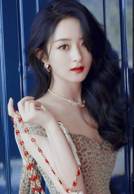 赵丽颖穿露肩连衣裙拍写真,一头大波浪尽显好气质,网友:太美了