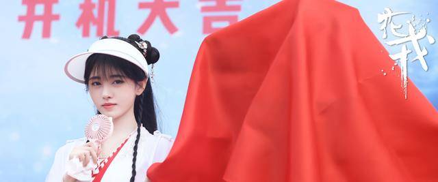 鞠婧祎新剧《花戎》路透流出,终于抛弃半永久妆容,造型惊艳