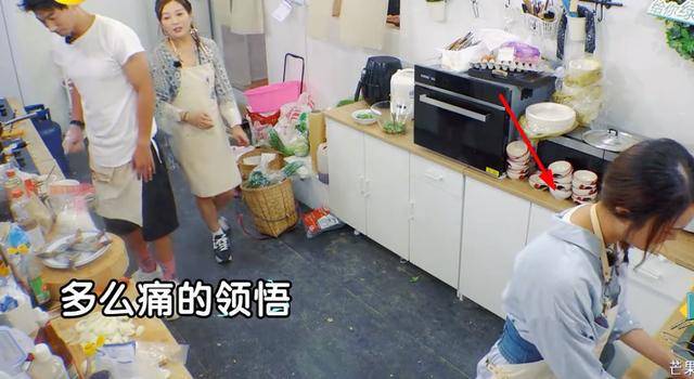 靳梦佳属于高开低走,观众缘不好,屡屡传出绯闻,跟汪苏泷谈恋爱,跟赵雷