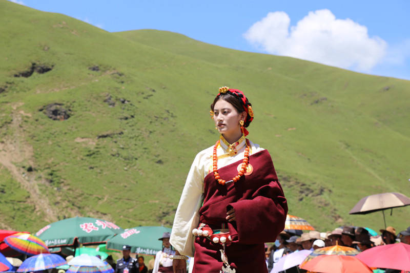 木雅文化与高原风光交相辉映 四川雅江县"最美祝桑花"