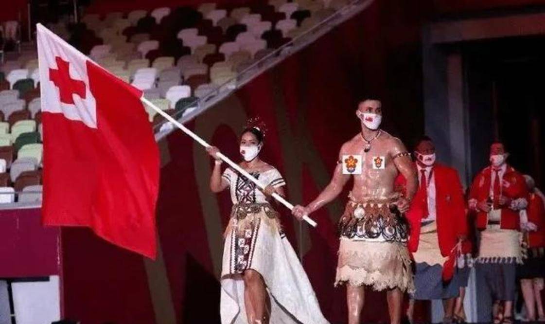 东京奥运会旗手:哈萨克斯坦女旗手像仙女,汤加旗手不输男明星
