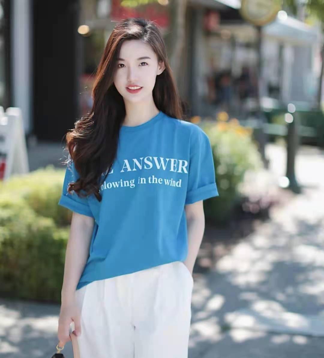 如雾霾蓝低调内敛,适合40 女人;天蓝色明媚亮眼,充满活力,适合年轻