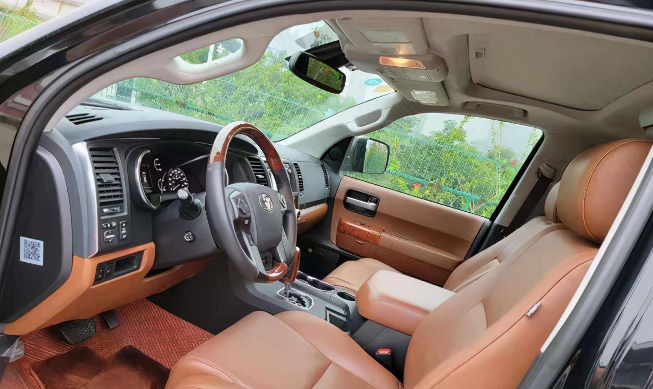 青海车友花108万买辆丰田红杉,大灯更具魅力,内饰一如