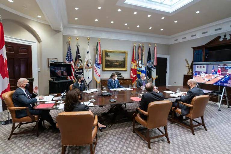 拜登总统及白宫高级员工与加拿大总理特鲁多视频开会(照片:白宫)