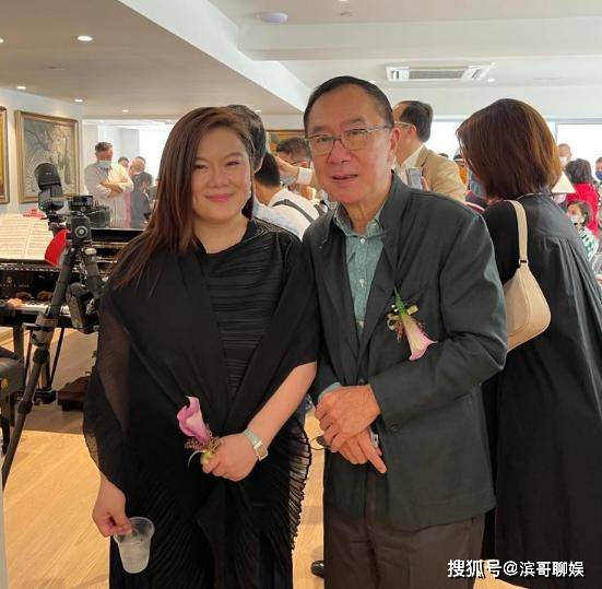 刘诗昆81岁生女儿完胜大刘,两人娇妻罕见同框,甘比让c位情商高_孙颖