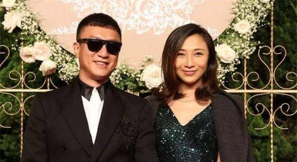 原创50岁孙红雷近照曝光,隐瞒了6年的漂亮老婆,网友:非常般配!