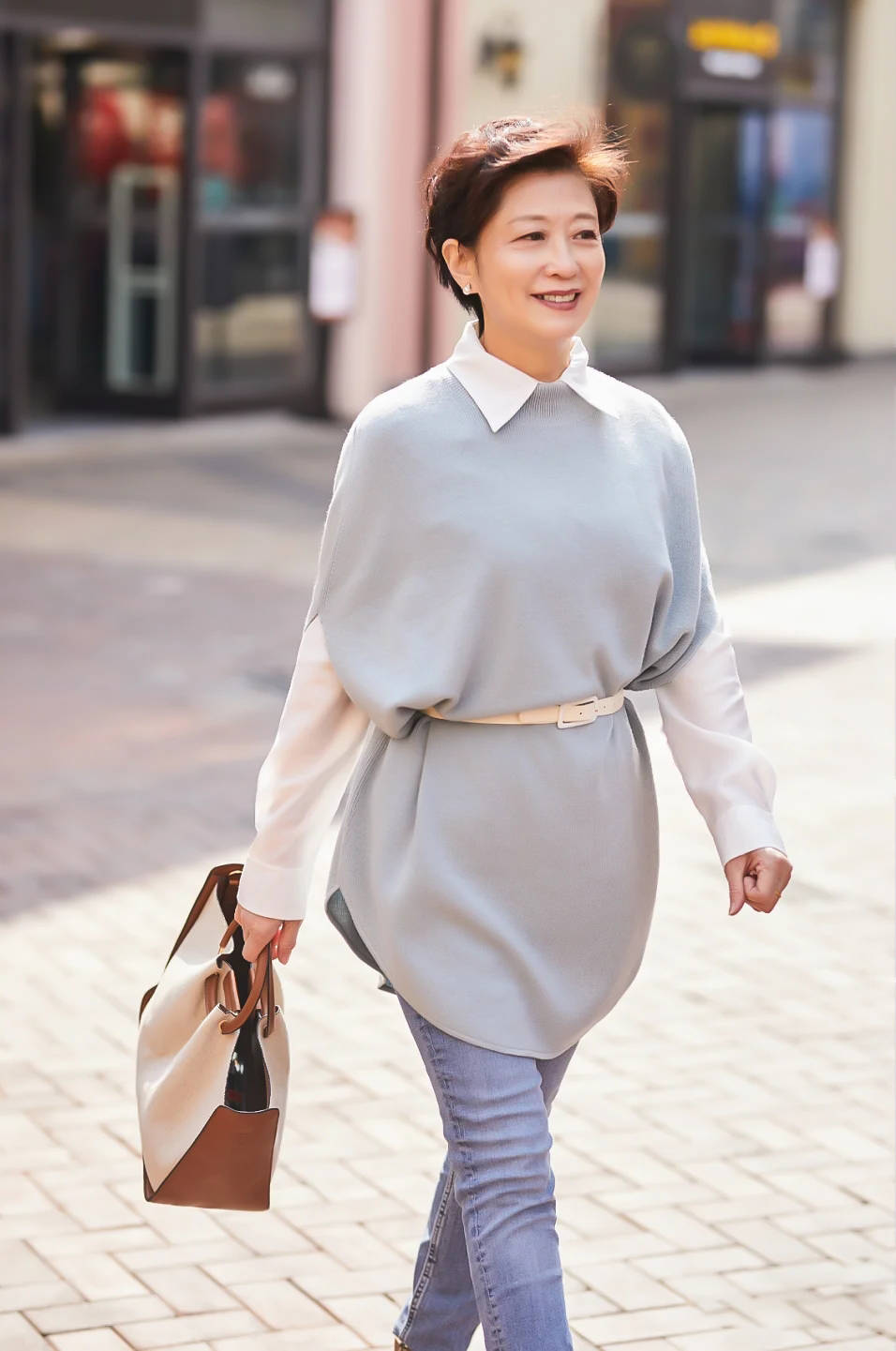 原创50多岁的女人,夏天请这样穿好吗?九分裤 衬衫,时髦优雅显气质
