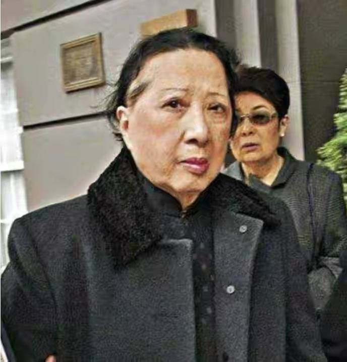 大小姐孔令仪包机运8大箱嫁妆二婚插足亲自登门劝原配让位