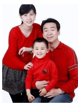 原创老戏骨寇振海妻儿探班小娇妻长相优越合影却像三代人