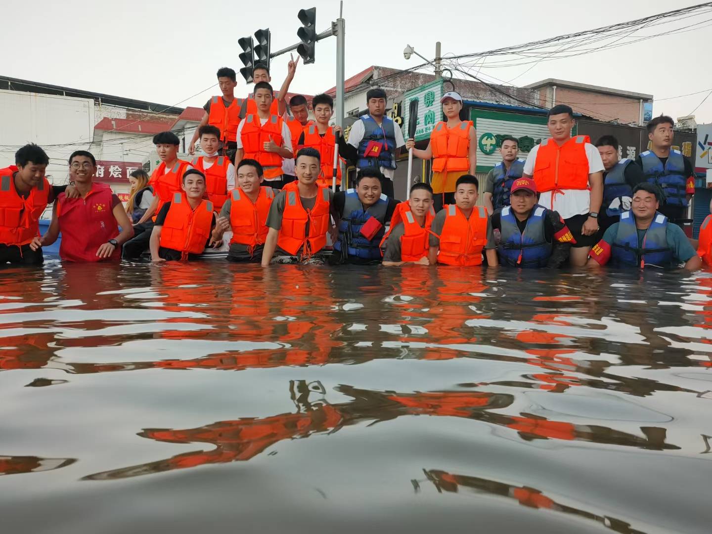 邓州市退伍老兵人民教师辛辉主动请缨毅然逆行抗洪救灾