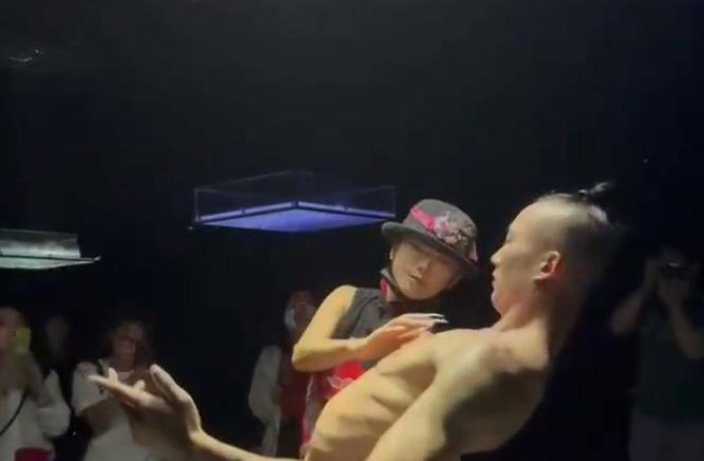62岁杨丽萍与男徒弟狂放热舞,画风奇特,被吐槽像东京奥运开幕式