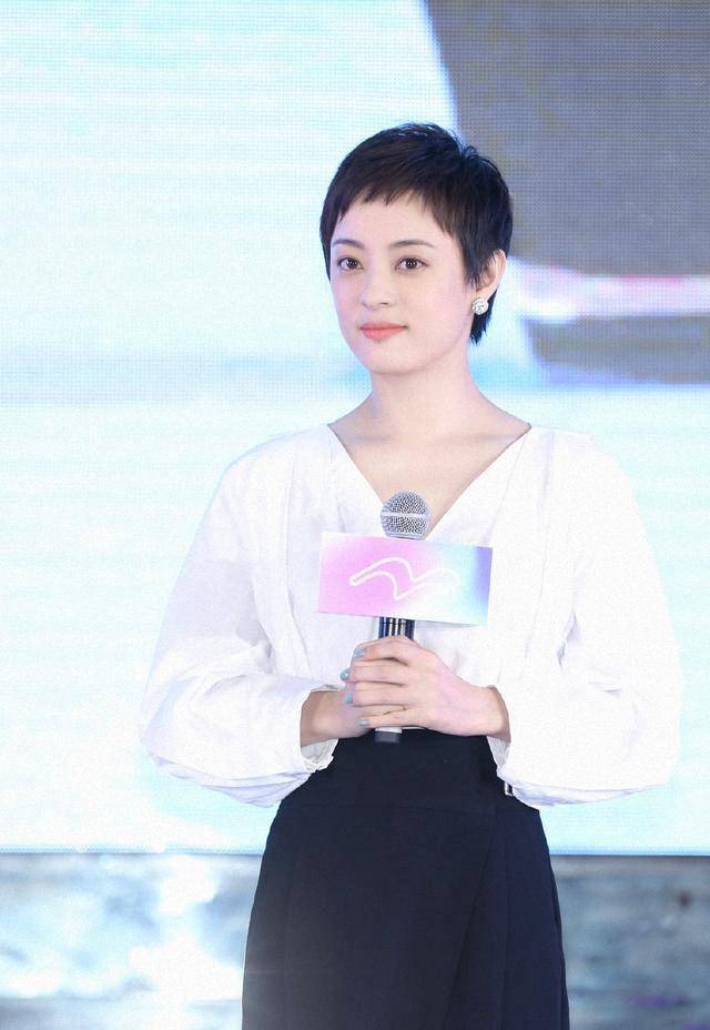 孙俪终于换发型了,穿绿色印花裙配低马尾,甜美气质藏不住