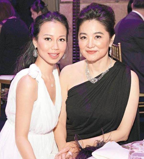 林青霞还有一个继女邢嘉倩,是丈夫与前妻所生,邢嘉倩反而很会长,完全