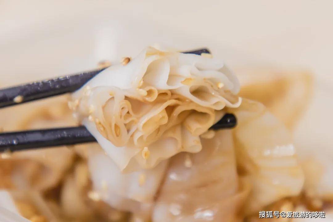 安铺粉受欢迎的原因之一便是 爽口,弹牙,粉皮十分轻薄,裹上酱料后风味