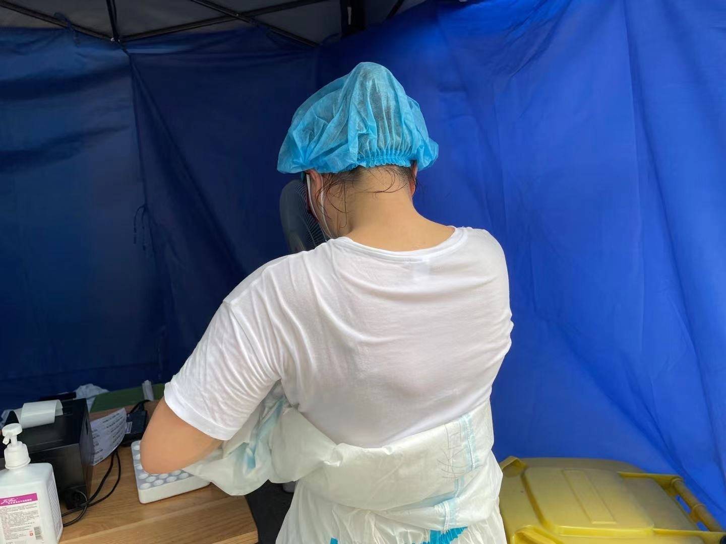 泸州江阳:核酸检测一线,医务人员的衣服已湿透