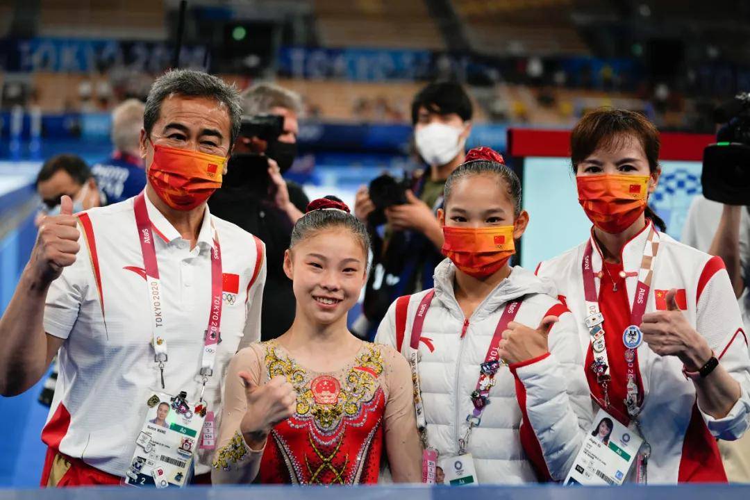 8月3日,在东京奥运会 体操女子平衡木决赛中 中国选手管晨辰,唐茜靖