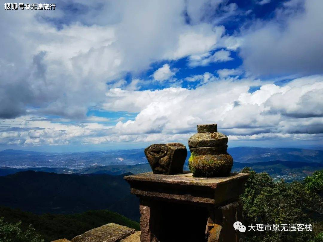 太极顶位于弥渡县的密祉乡境内,地处弥渡,巍山和南涧的三县交界处.