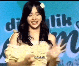 搞笑gif:妹子下雨天还穿白上衣,这一湿看着都尴尬啊