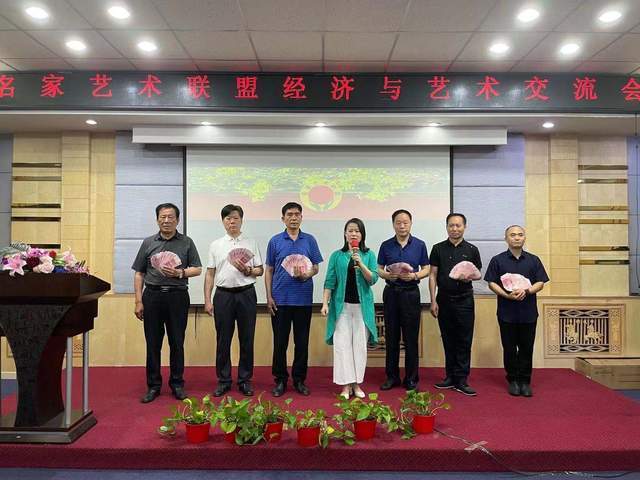 中名联第181期订购会上众多签约书画家作品被企业高价珍藏