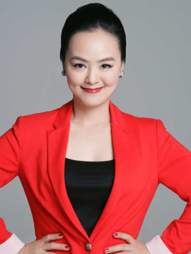 她是央视"最有才华"主持人,名气不输倪萍,今54岁家庭幸福-陈默