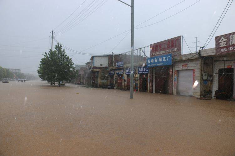 巩义市回郭镇干部群众齐心协力抗击7.20特大暴雨灾害