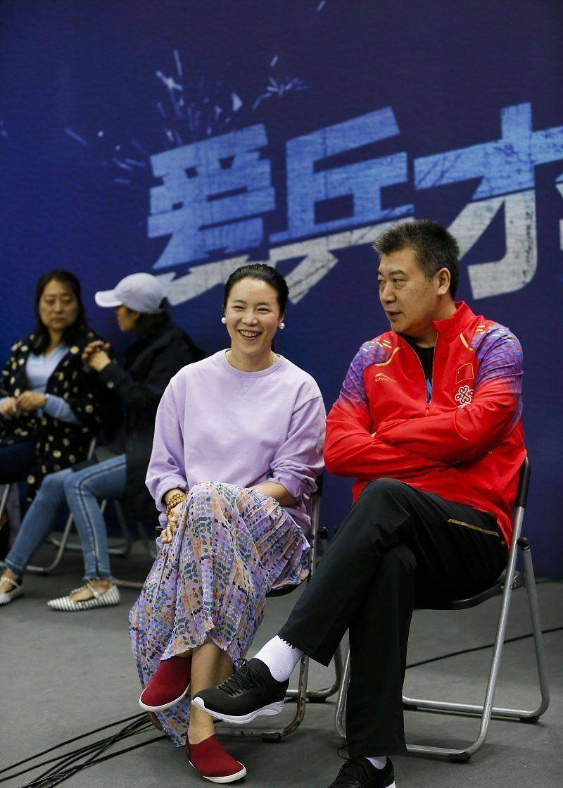 原创前乒乓球手王楠嫁富商后真贵妇一袭丝绒长裙头发乱也挺美