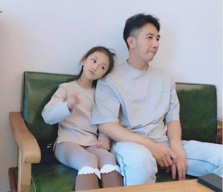 林生斌称, 2020年夏天他与小乐意外怀孕,在他一再的坚持下留下了暖暖.