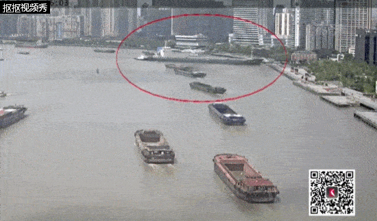 造成栏杆变形,水泥台受损,船身也破了个洞