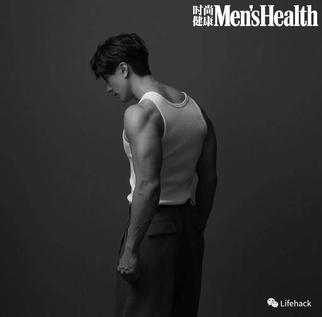 42岁吴尊脱衣秀肌肉,这公狗腰太绝了