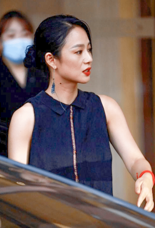 原创周韵真给姜文长脸,一袭无袖套裙走红毯,穿出满满的格调与高级感