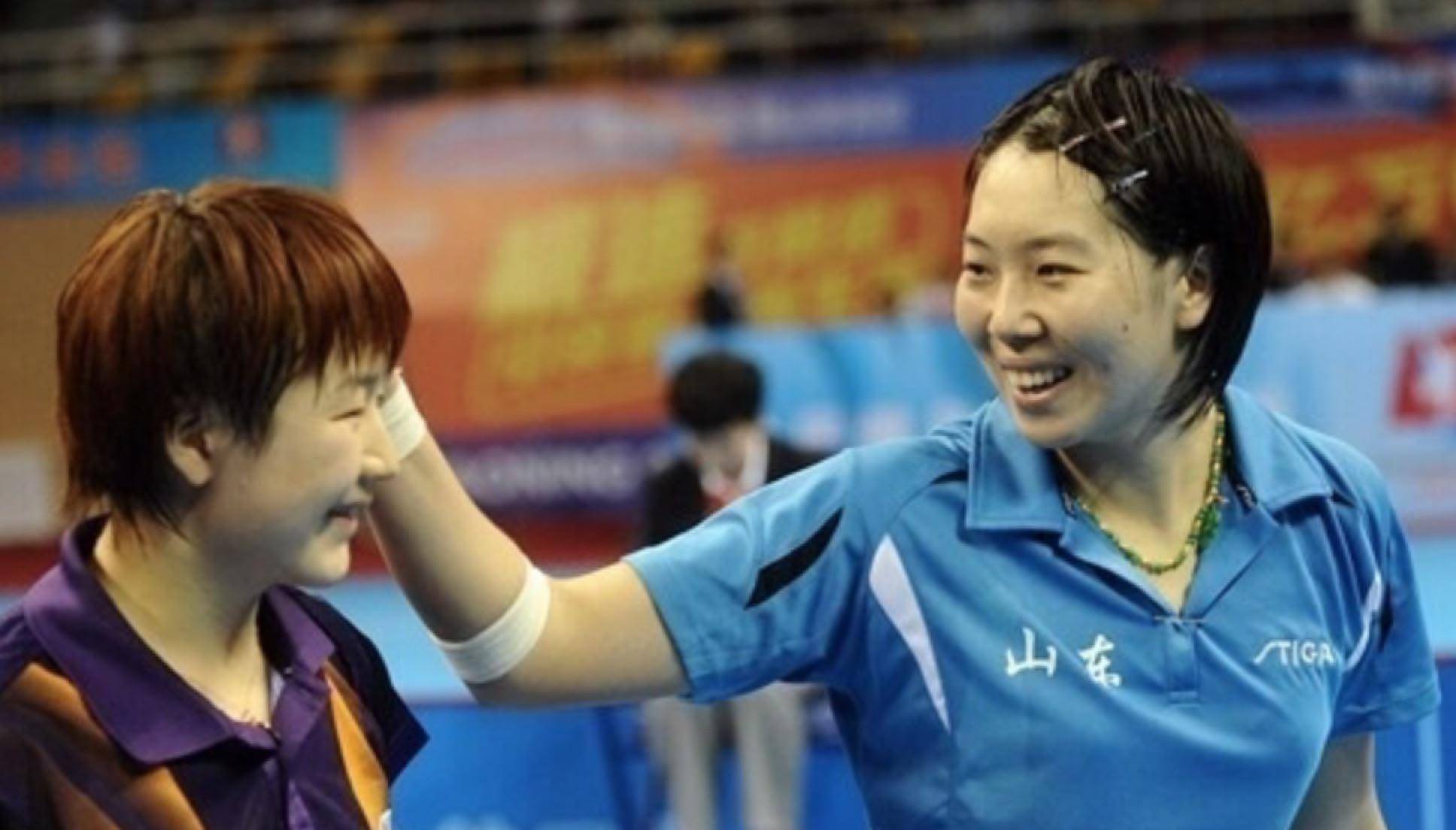 原创暖心大姐大陈梦帮孙颖莎戴口罩上热搜当年李晓霞也这么呵护她