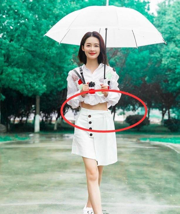 李沁腿细还有"巴掌腰",穿最小号裤子一直用手提,生怕往下滑